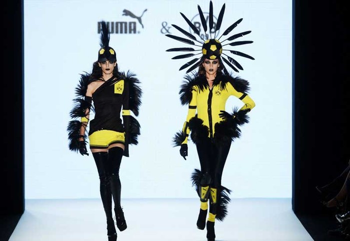 Đó là một buổi trình diễn thời trang. Dortmund tuyển những người mẫu hấp dẫn nhất nước Đức để lên sàn biểu diễn trong những trang phục hoàn toàn không thích hợp với bất cứ hoạt động thể thao nào
